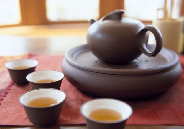 人生就像茶几,上面摆满了悲剧